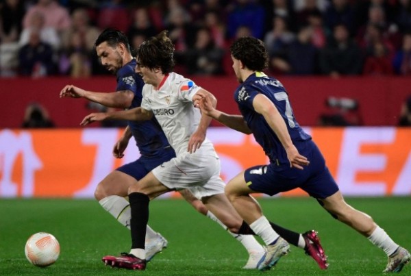 Fenerbahçe deplasmanda istediğini alamadı! Sevilla 2 golle kazandı...